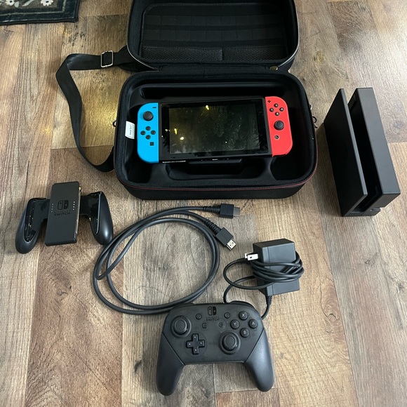 Nintendo Switch - Picture 3 of 4